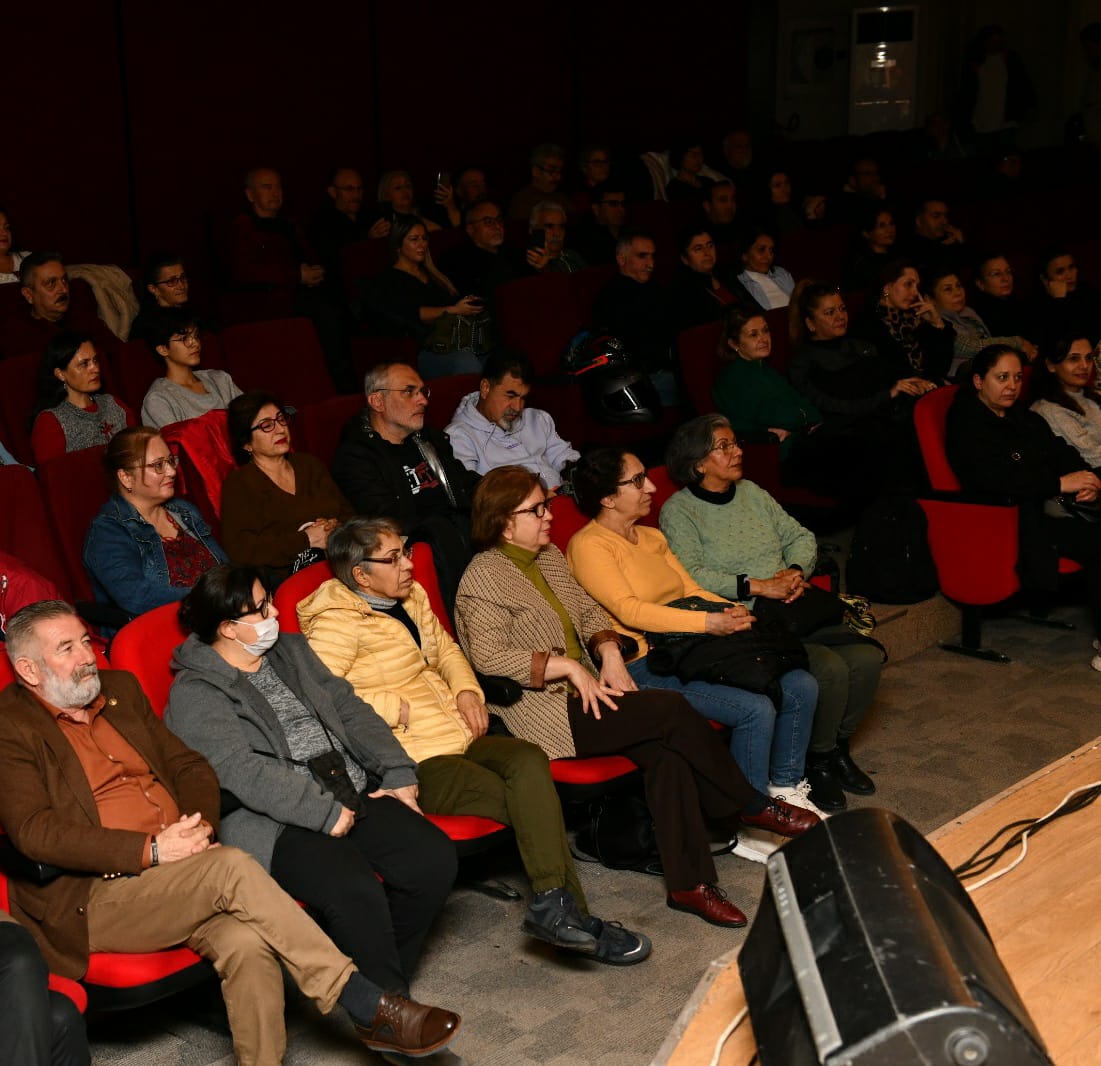 Çiğli Belediyesi'nin “Nefes: Şiir ve Türkünün Buluşması” etkinliği, sanatseverlere unutulmaz bir akşam yaşattı.