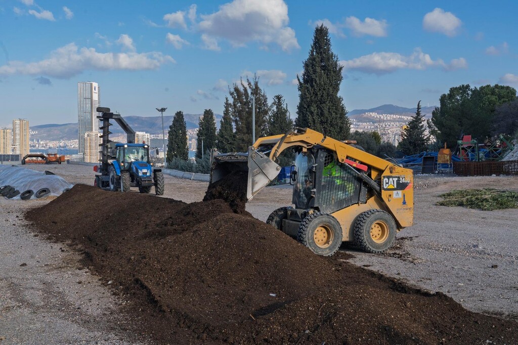 İzmir’in parkları yeşil dönüşümle canlanıyor

