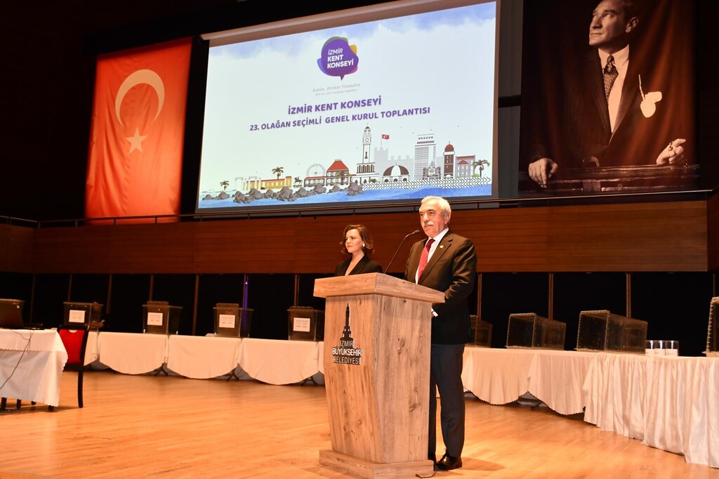 İzmir Kent Konseyi'nin yeni başkanı Özgür Topaç oldu.