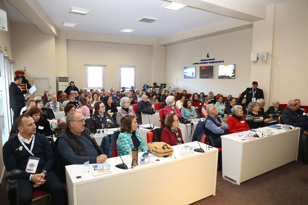 Güzelbahçe 3. Yaş Üniversitesi Eğitimlerine Başladı