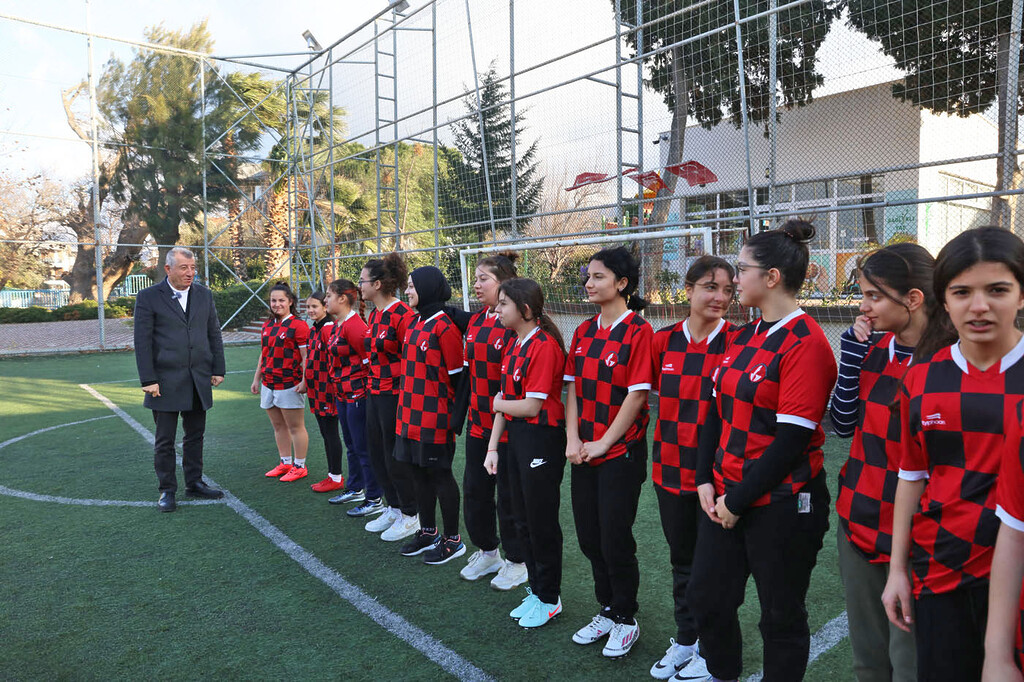 Güzelbahçe Kız Futbol Takımı’ndan iddialı başlangıç