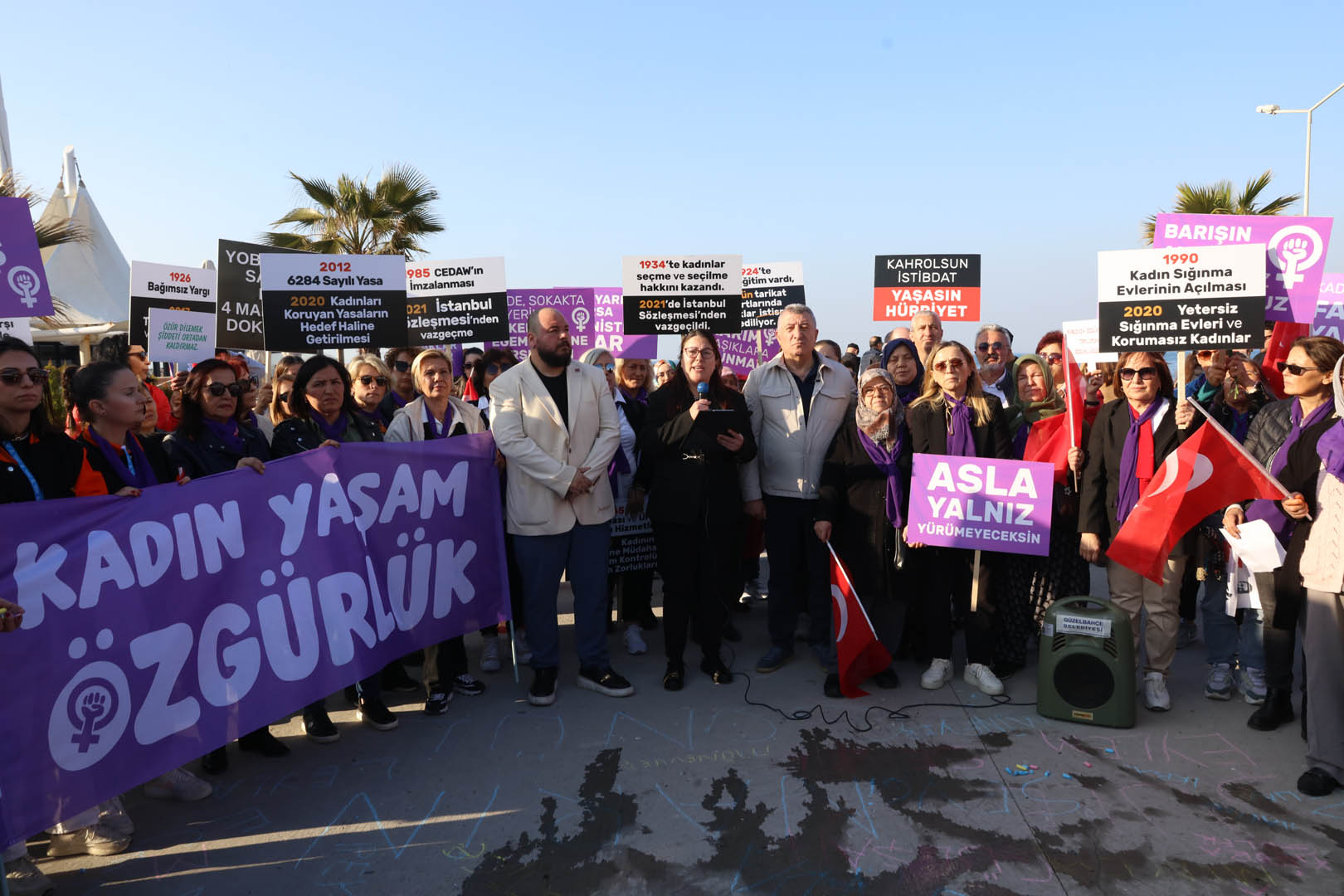 Güzelbahçe’de 8 Mart’ta Tersine Yürüyüş Düzenlendi