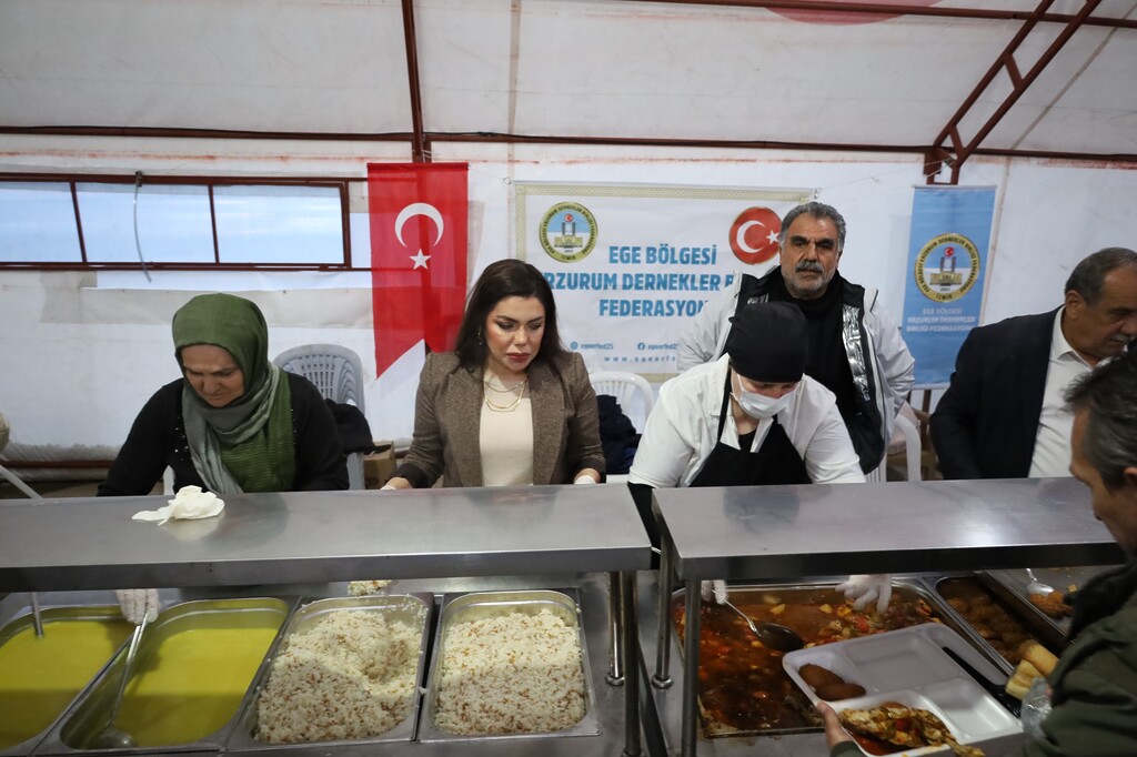 ÇİĞLİ'DE İLK İFTAR AKŞAMI BİN KİŞİ KURULAN GÖNÜL SOFRASINDA BULUŞTU