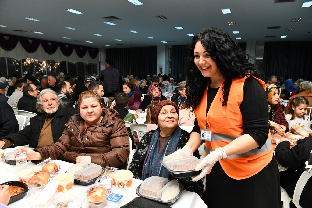 Çiğli Belediyesi'nden Dayanışma Sofrası: Başkan Yıldız Vatandaşlarla İftarda Buluştu