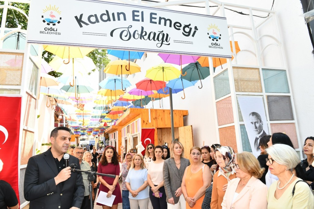 Çiğli’de yıl sonu sergisi kapılarını açtı

