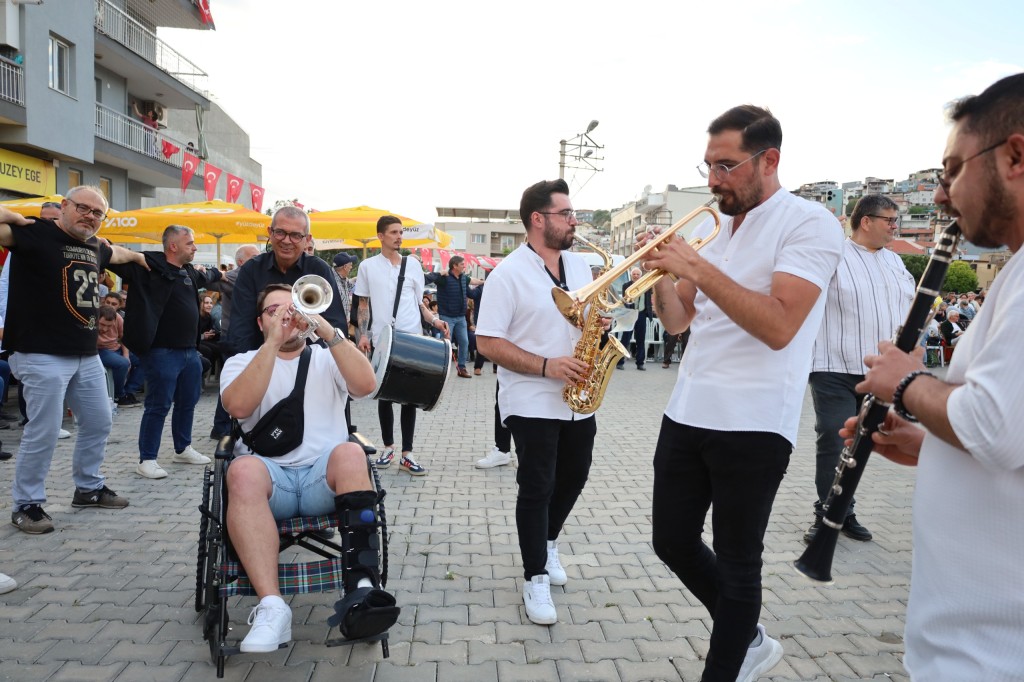 Çiğli Maltepe'de Hıdrellez Coşkusu: Binlerce Kişi Şenlikte Buluştu