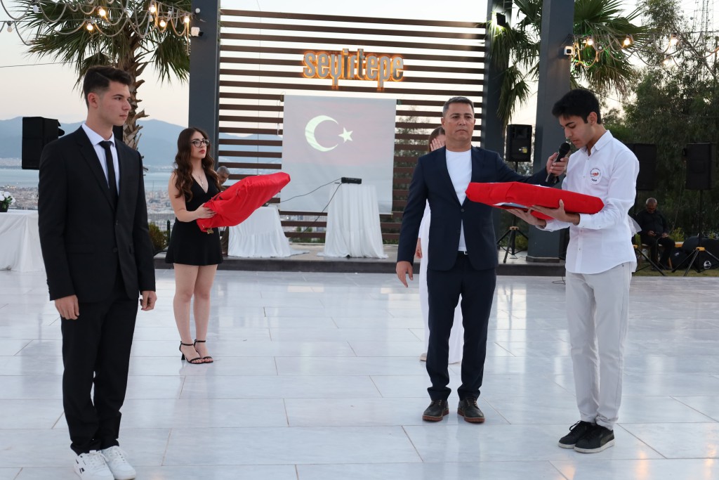 TARAAL'dan Coşkulu Mezuniyet Gecesi