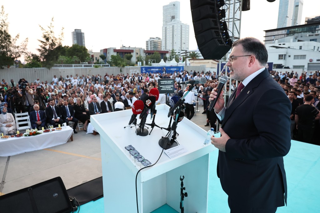 AK Parti İzmir İl Başkanlığı'nın bayramlaşma programında konuşan İl Başkanı Bilal Saygılı, "İzmir’de, Büyükşehir Belediye işçileri grevde. Bu grev yıllardır yönetilemeyen İzmir Büyükşehir Belediyesinin iflasının resmidir. Belediyedeki hizmet ve liyakat esaslı insan kaynağı yerine siyasal odaklı kadrolaşma bugünkü sonucu doğurdu. Mevcut 24.000 kişilik kadronun üzerine son 6 yılda, 14.000 kişi daha alınır mı?
AK Parti İzmir İl Başkanı Bilal Saygılı'dan 'grev' çıkışı!