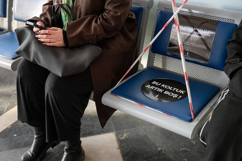 İzmir’de “boş koltuk”lu 25 Kasım mesajı  Bir koltuk boş, bir kadın eksik