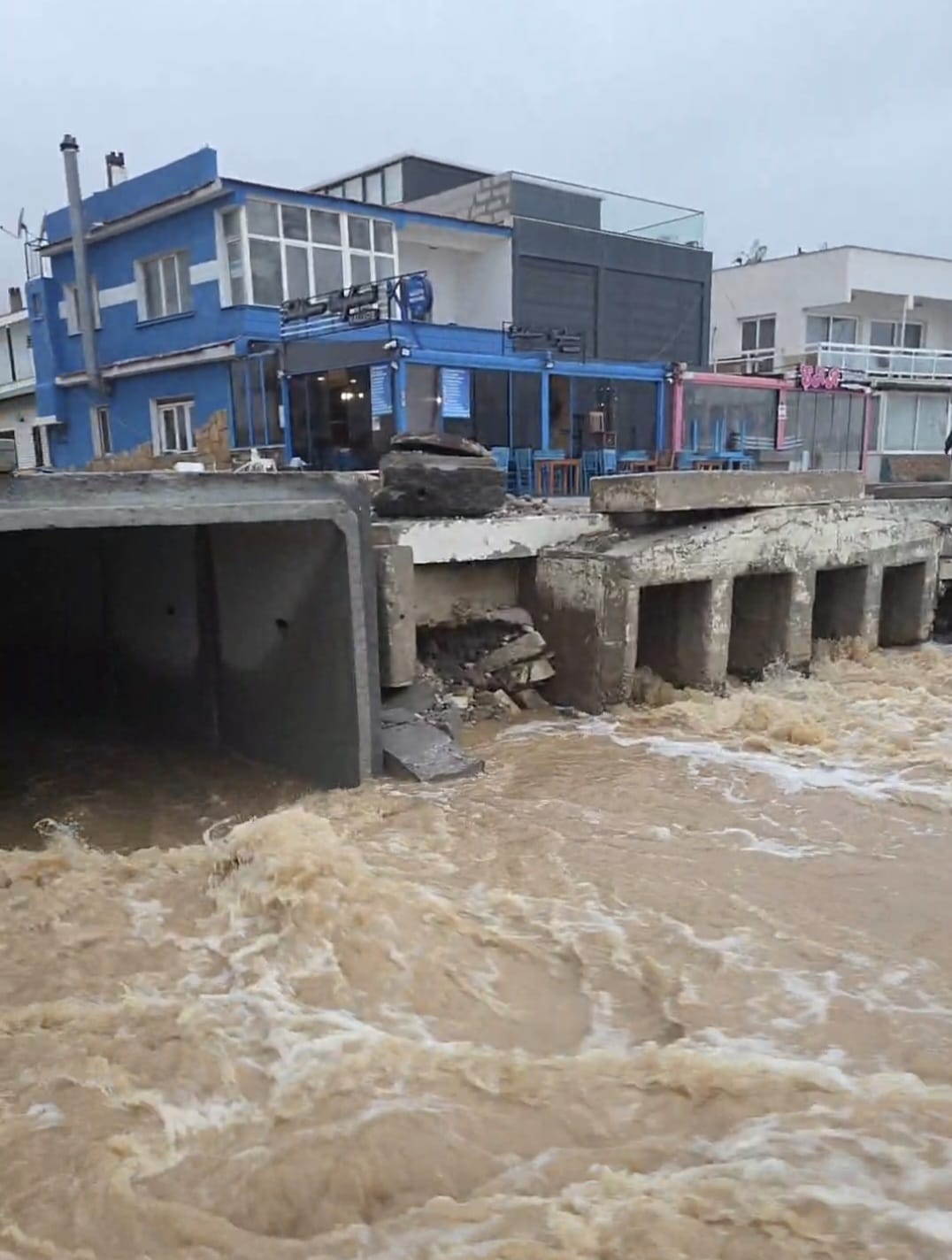 Karaburun, Çeşme ve Foça’da etkili olan yağışlar için ekipler seferber oldu