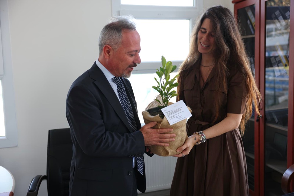 Çeşme Belediyesinden öğretmenlere anlamlı 24 Kasım hediyesi