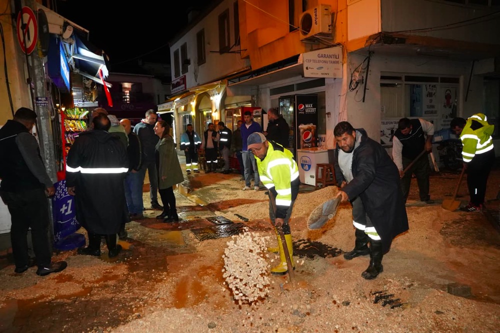 Çeşme bir günde bir aylık yağış aldı, belediye ilk andan itibaren sahadaydı