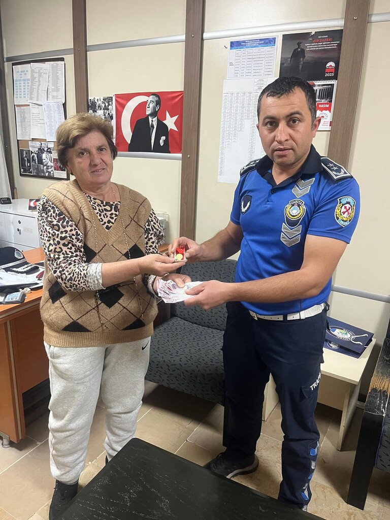Zabıta Ekiplerimiz Kaybolan Para ve Ziynet Eşyasını Sahibine Teslim Etti