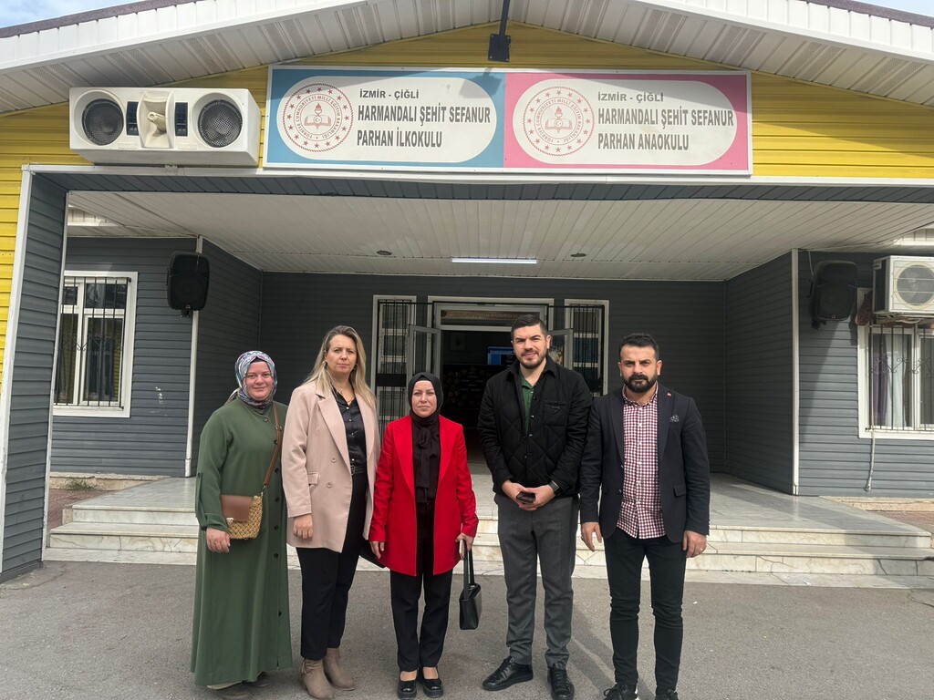 AK Parti Çiğli Teşkilatı’ndan 24 Kasım Öğretmenler Günü’nde Tam Kadro Ziyaret