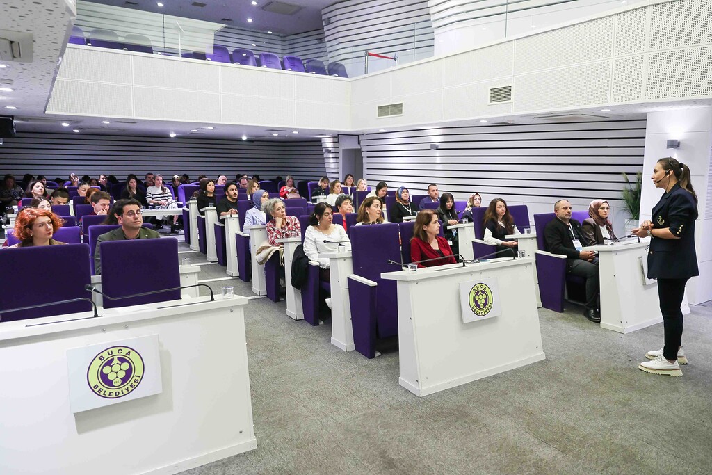 Buca Belediyesi’nden anlamlı adım:        Çalışanlarına otizm farkındalık eğitimi verdi