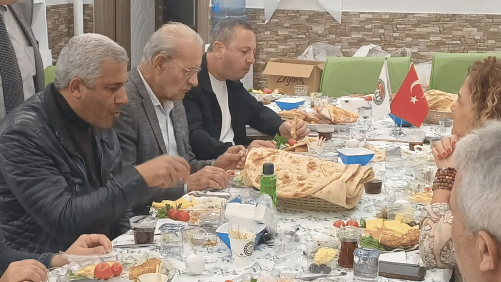 İZMİR SARIKAMIŞLILAR DERNEĞİ’NDEN BİRLİĞİ PEKİŞTİREN BULUŞMA