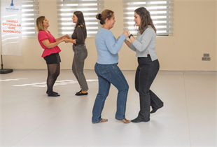 Hissederek dans ettiler