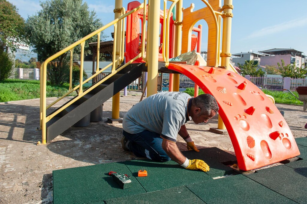 Karşıyaka’nın parkları tek tek yenileniyor