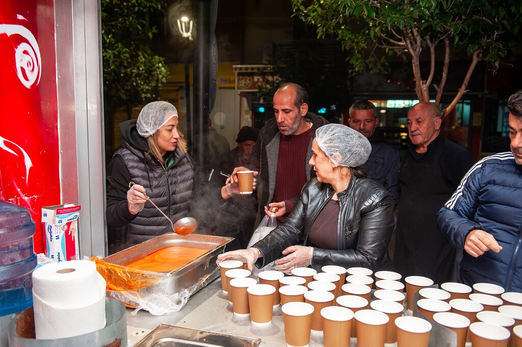 Karşıyaka’da soğuk sabahlara sıcak dokunuş: Çorba ikramı başladı