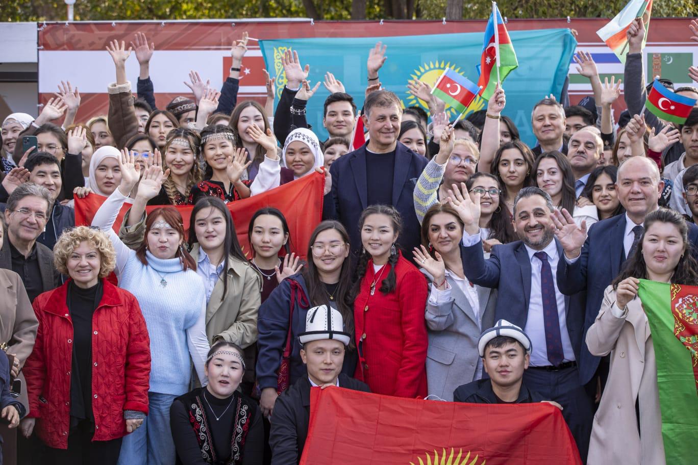 Başkan Tugay Dünya Türk Dili Ailesi Günü’nü öğrencilerle birlikte kutladı