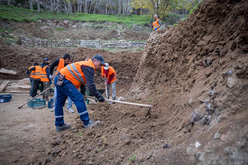 Smyrna Tiyatrosu gün yüzüne çıkıyor