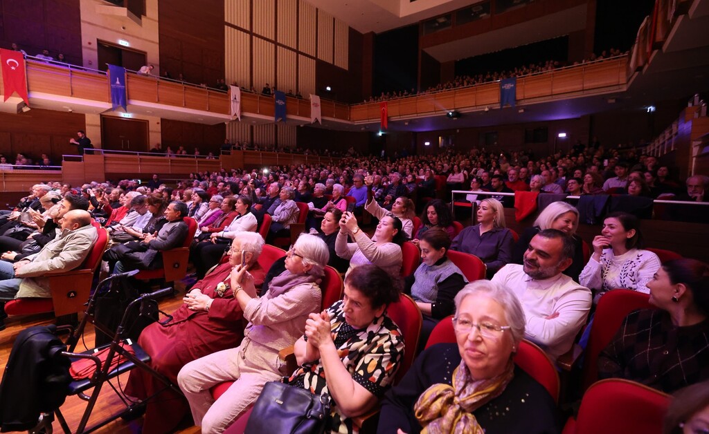 Bedia Akartürk’ten Büyükşehir korosuna yeni yıl sürprizi