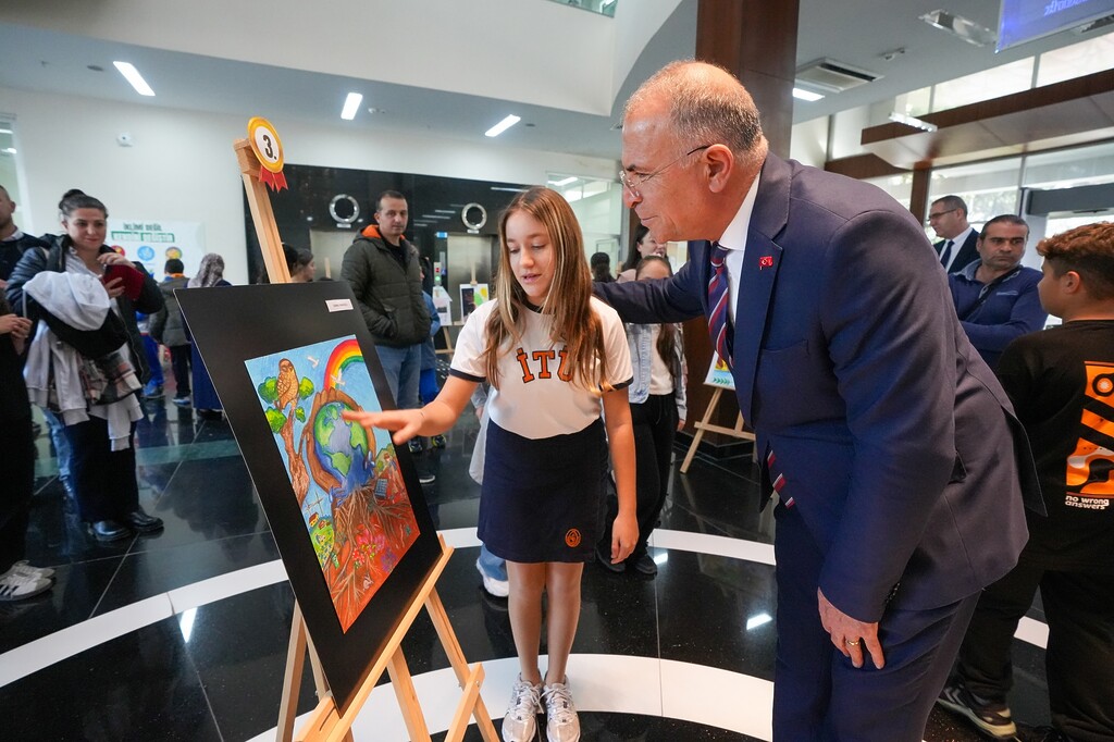 Gaziemirli çocuklar “Toprak” temalı resimleriyle iklim krizine dikkat çekti