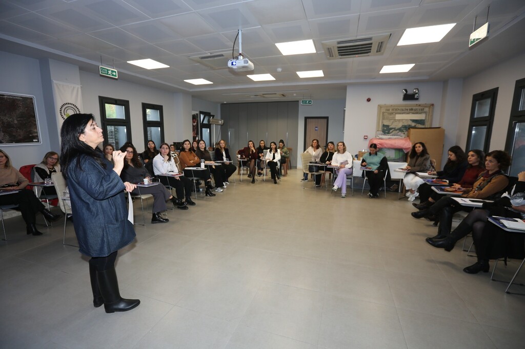 KADIN DAYANIŞMA MERKEZLERİ AĞI EFES SELÇUK’TA BİR ARAYA GELDİ