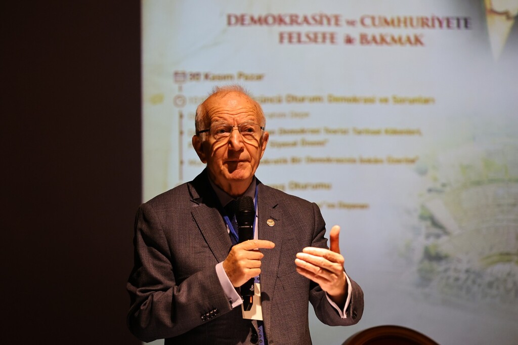 EFES SELÇUK’TA FELSEFE GÜNLERİ: DEMOKRASİ VE ADALET FELSEFE IŞIĞINDA TARTIŞILDI