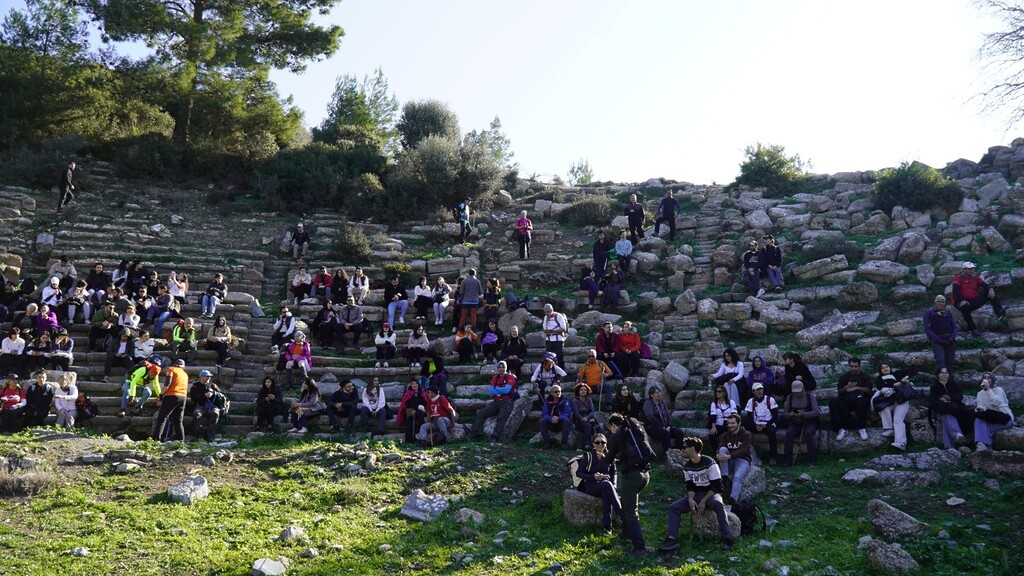 İzmir Büyükşehir’den Üniversitelilere Efes-Mimas Yolu’nda Tarih ve Doğa Buluşması