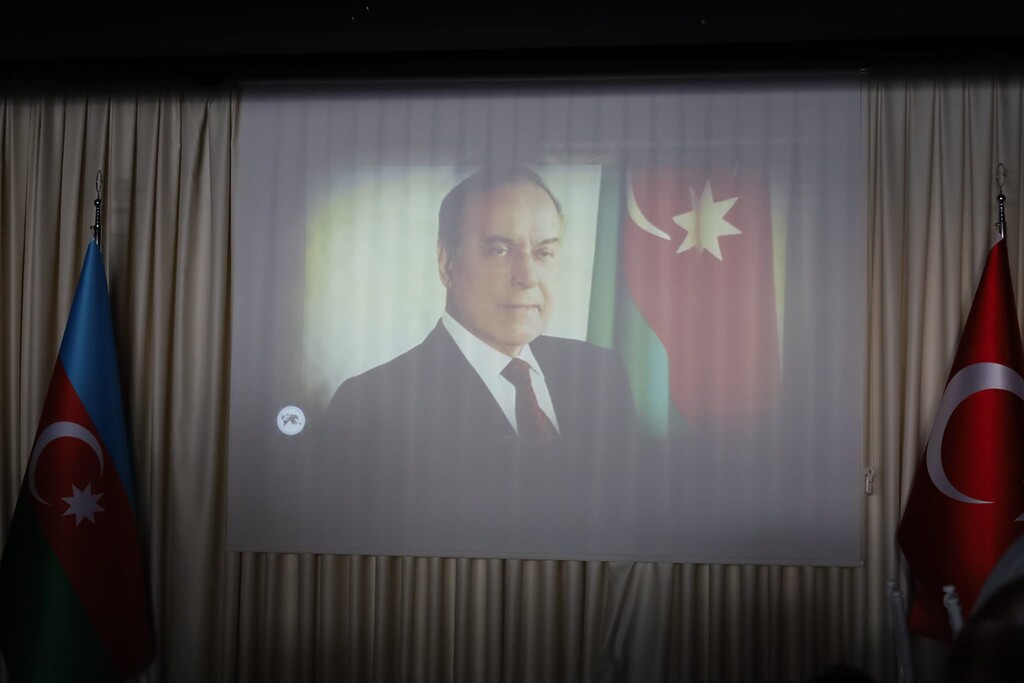 Haydar Aliyev’e İzmir’de Duygusal Anma