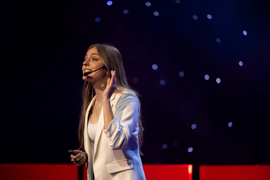 Aksan taklitleriyle dünyaca ünlenen fenomen Teona Sima'yla röportaj