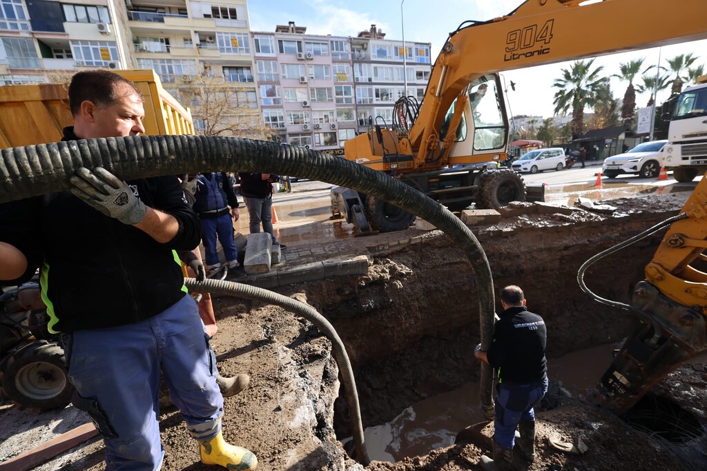 İnönü Caddesi’ndeki ana boru arızasına İZSU’dan hızlı müdahale