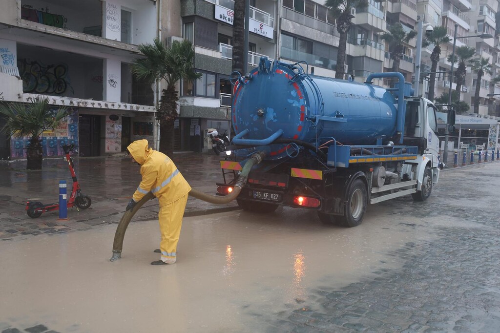 İzmir Büyükşehir Belediyesi ekipleri yağış nöbetinde