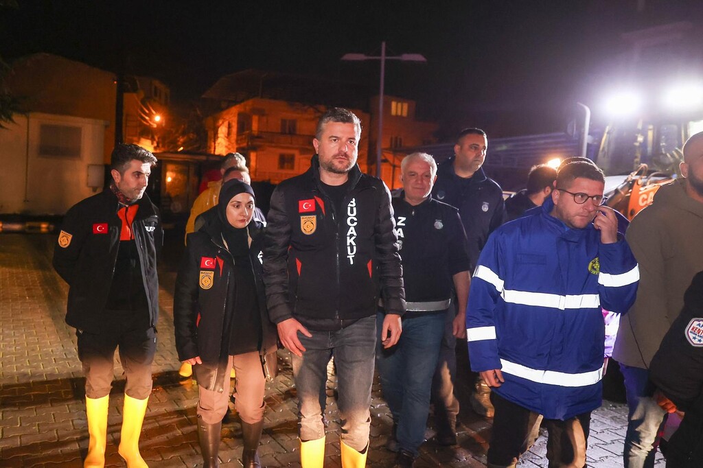 Başkan Görkem Duman gece boyunca sahadaydı