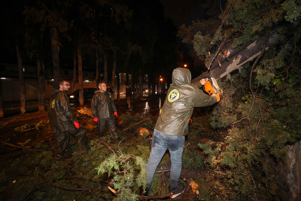 Buca Belediyesi ekiplerinin fırtına ve yağış mesaisi