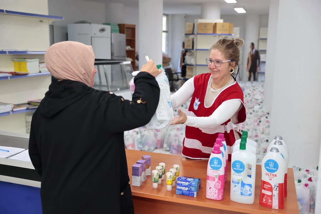 Konak’tan ihtiyaç sahiplerine temizlik ve hijyen malzemesi desteği