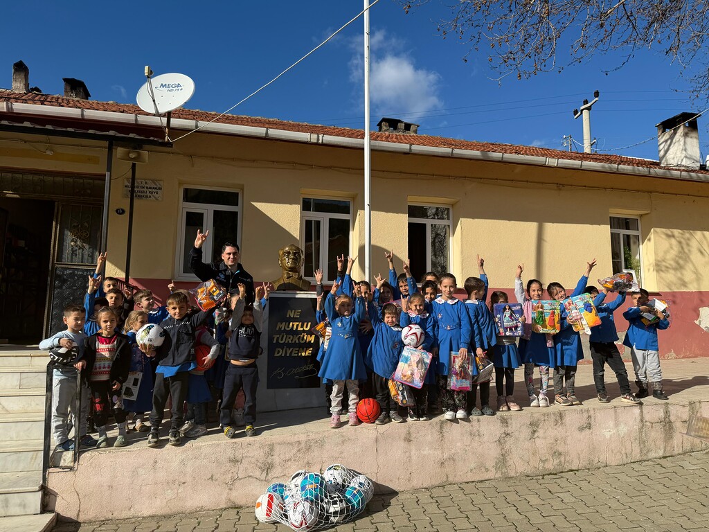 Ülkü Ocakları İzmir İl Başkanlığı’ndan Bayındır Kızılkeçili İlkokulu’na Kapsamlı Eğitim Desteği