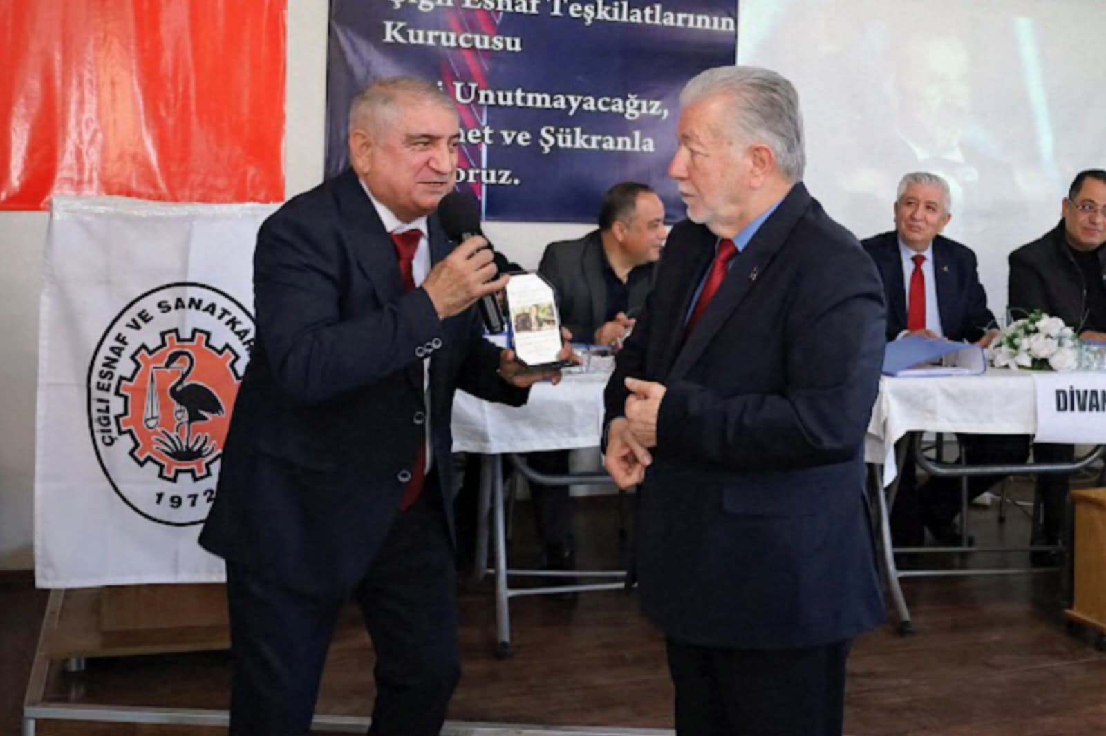 Arif Altıkulaç, Yalçın Ata'ya plaket takdim etti 
