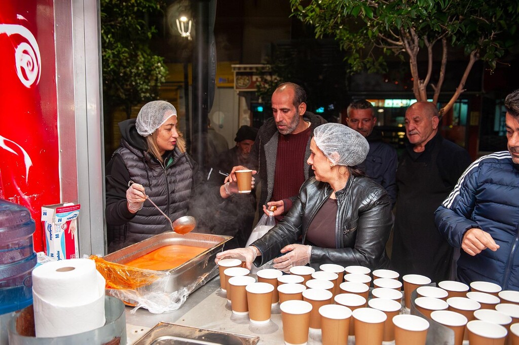 Karşıyaka Belediyesi’nden 30 bin kişiye sıcak çorba ikramı