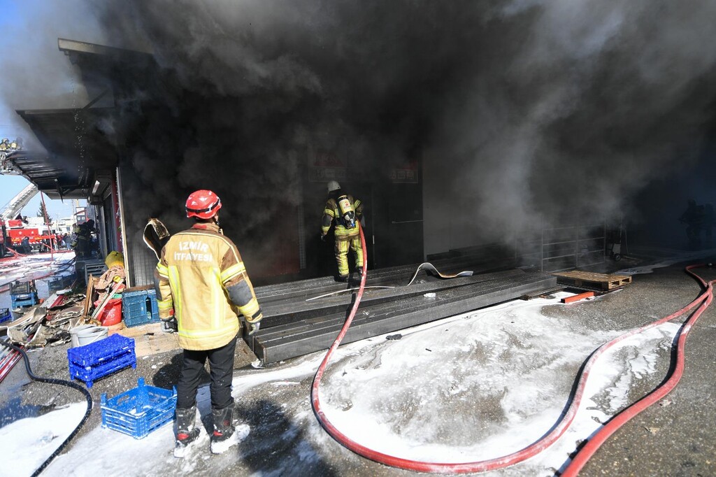 Buca’daki işyeri yangını kontrol altına alındı