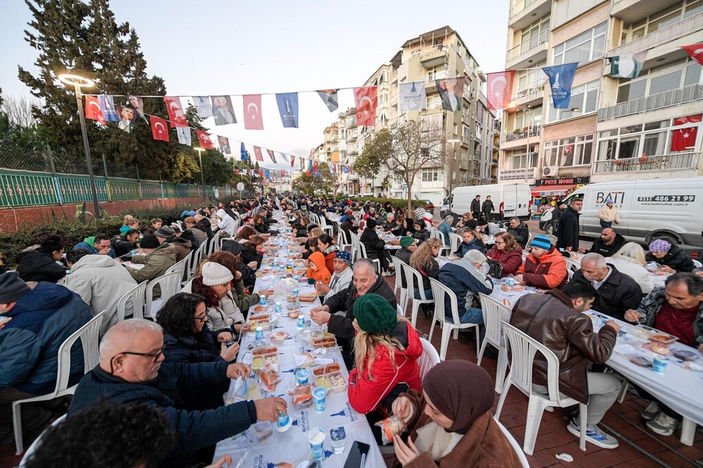Büyükşehir iftar sofrasını bu kez Karşıyaka’da kurdu
