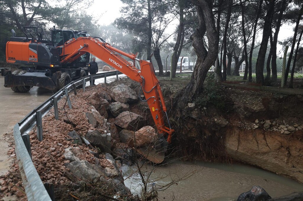 İzmir’de kuvvetli yağış alarmı: 1310 personel, 342 araç ve 200 pompa ile sahada