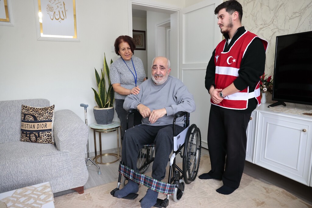 Konak’ta kimse yalnız değil: Tekerlekli sandalyesine Konak Belediyesi ile ulaştı