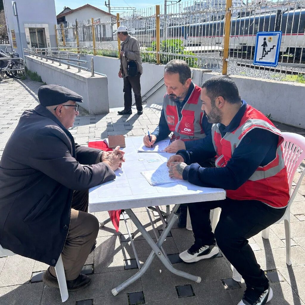 CHP Çiğli İlçe Örgütü Kasaplar Meydanı'nda stand kurdu.