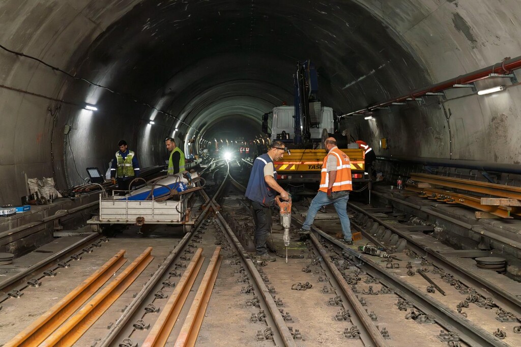 Bornova’da metro hattında raylar yenileniyor