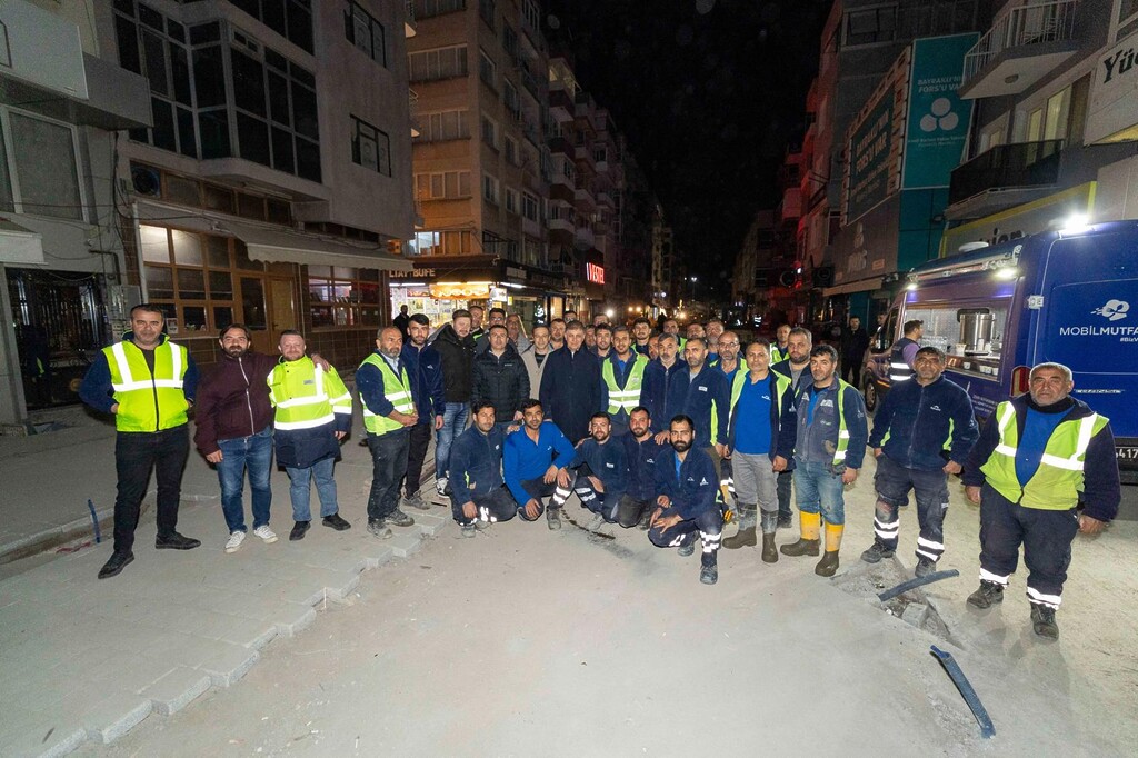Başkan Tugay yol emekçileriyle gece mesaisinde buluştu
