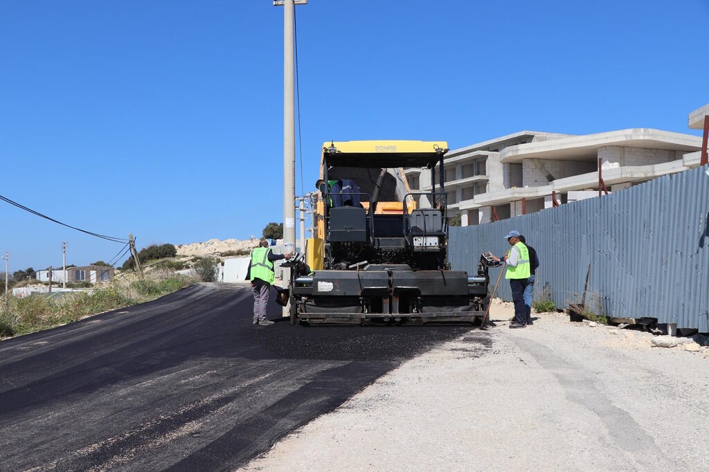 Çeşme’nin yolları yaza hazırlanıyor