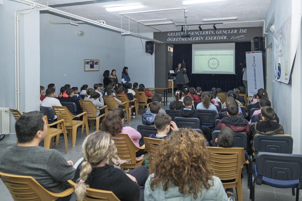 İzmir’de çocuklar iklim için ayakta