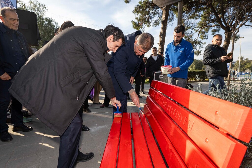 İzmir’den şiddete karşı güçlü mesaj: Kırmızı bank